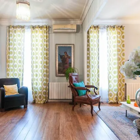 Explore Center From An Elegant Urban Retreat Apartment *