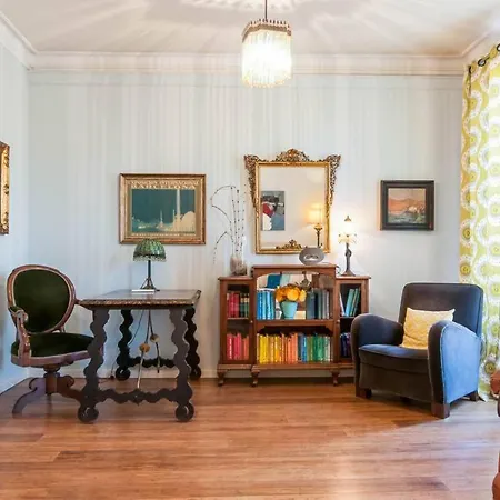 Explore Center From An Elegant Urban Retreat Apartment *