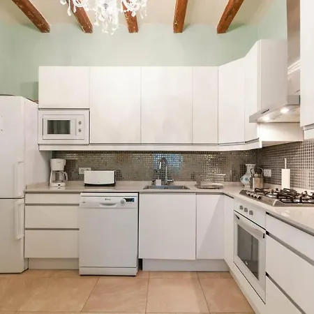 Explore Center From An Elegant Urban Retreat Apartment *