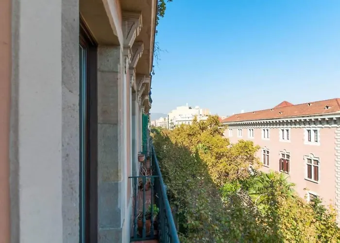 Explore Center From An Elegant Urban Retreat Daire